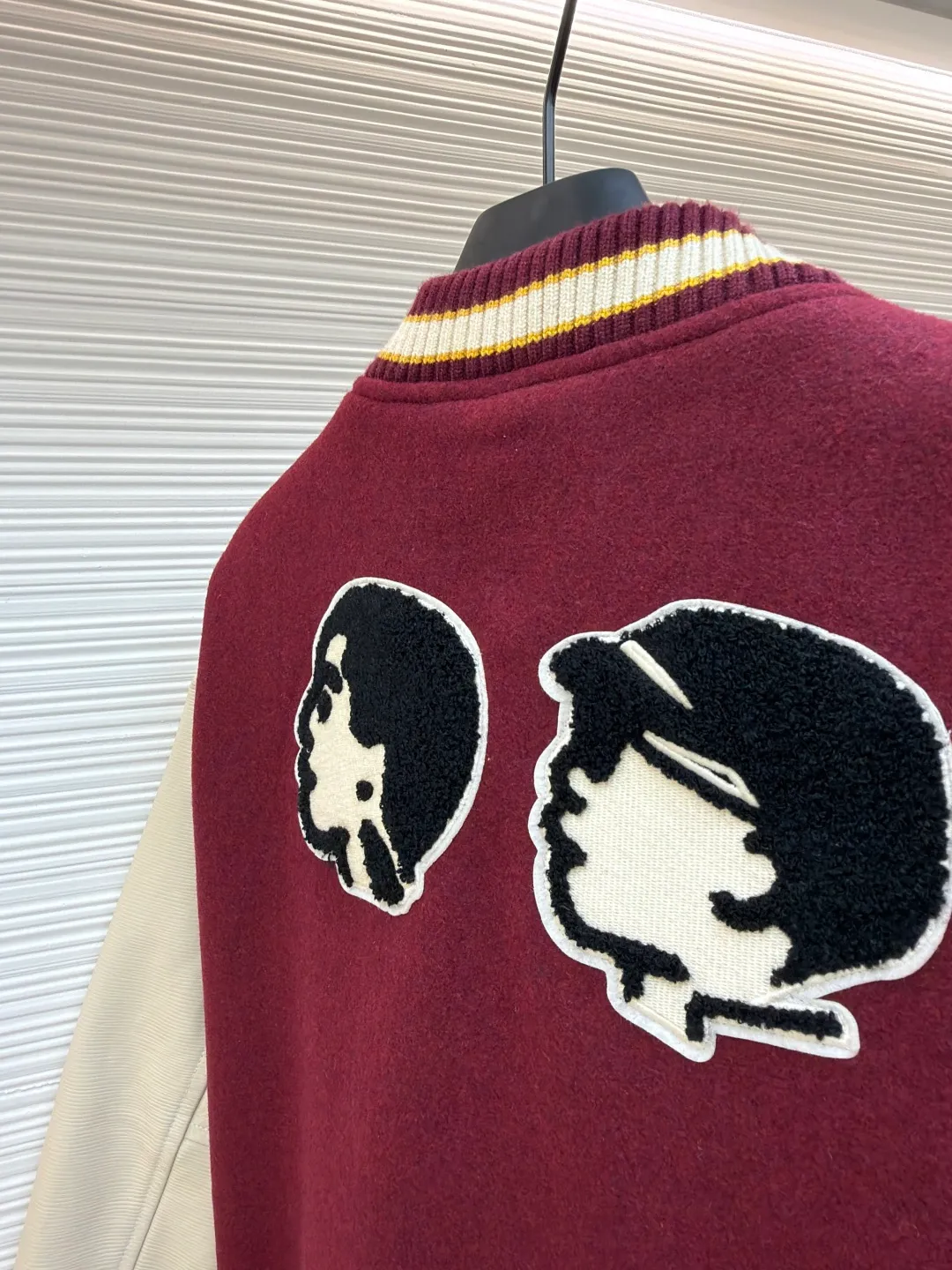 LOUIS VUITTON Nigo joint leather Australian wool burgundy baseball jersey ●Original version: purchased and developed for 64000 ●Item number: 1681641-G45 ●Fabric: all wool fabric ●Technology: cross-cut embossed production ●Color: burgundy ●Version: fitted version ●Weight: about 1555 grams ●Size: 50-52-54-56 ●Description: Original counter 6.4w purchased Nigo's second season hot item The national limited edition is also made of all-wool fabrics custom-dyed. Cross-grain genuine cowhide is custom-made. Badge pattern embroidery is being patterned. Many decorative hardware are secretly developed. Exclusive to the entire network, exclusive custom-woven and dyed 900G Australian pure wool fabric. Genuine cowhide horizontal-grain splicing sleeves. Matching wool contrast ribs. Custom patch badge embroidery. Nigo's exclusive hardware accessories are molded and customized. The inner lining is composite quilted cotton and sewn. Heavy-duty items are exclusively manufactured. The overall wiring is straight and delicate, the fabric is comfortable and soft, and the color is consistent without color difference. It can be matched with the same style to create a fashionable look and control various occasions. Customized accessories, complete with three standards, same style for men and women!
